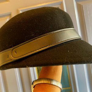 Black pageboy cap faux leather strap